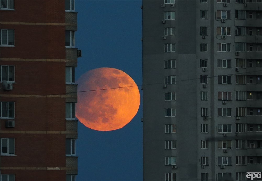 Місячне затемнення у Києві. Фото: EPA