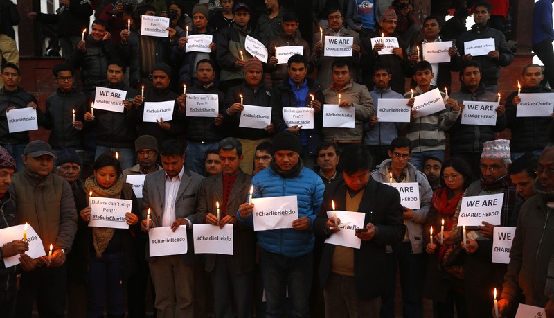 Непальские журналисты почтили память своих французских коллег, погибших в результате теракта в Париже 7 января 2014-го. Катманду. Непал. Фото: Нарендру Shresth / ЕРА 