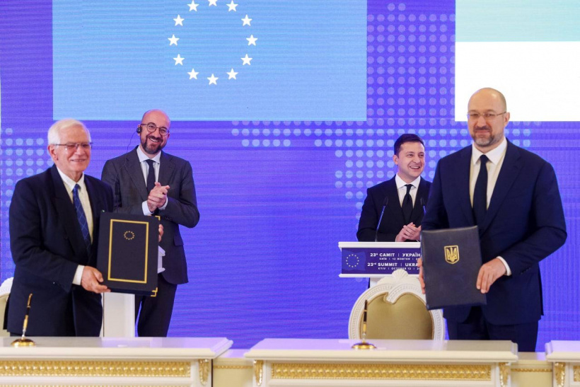Угоду підписали верховний представник ЄС із закордонних справ і політики безпеки Жозеп Боррель і прем'єр України Денис Шмигаль. Фото: kmu.gov.ua