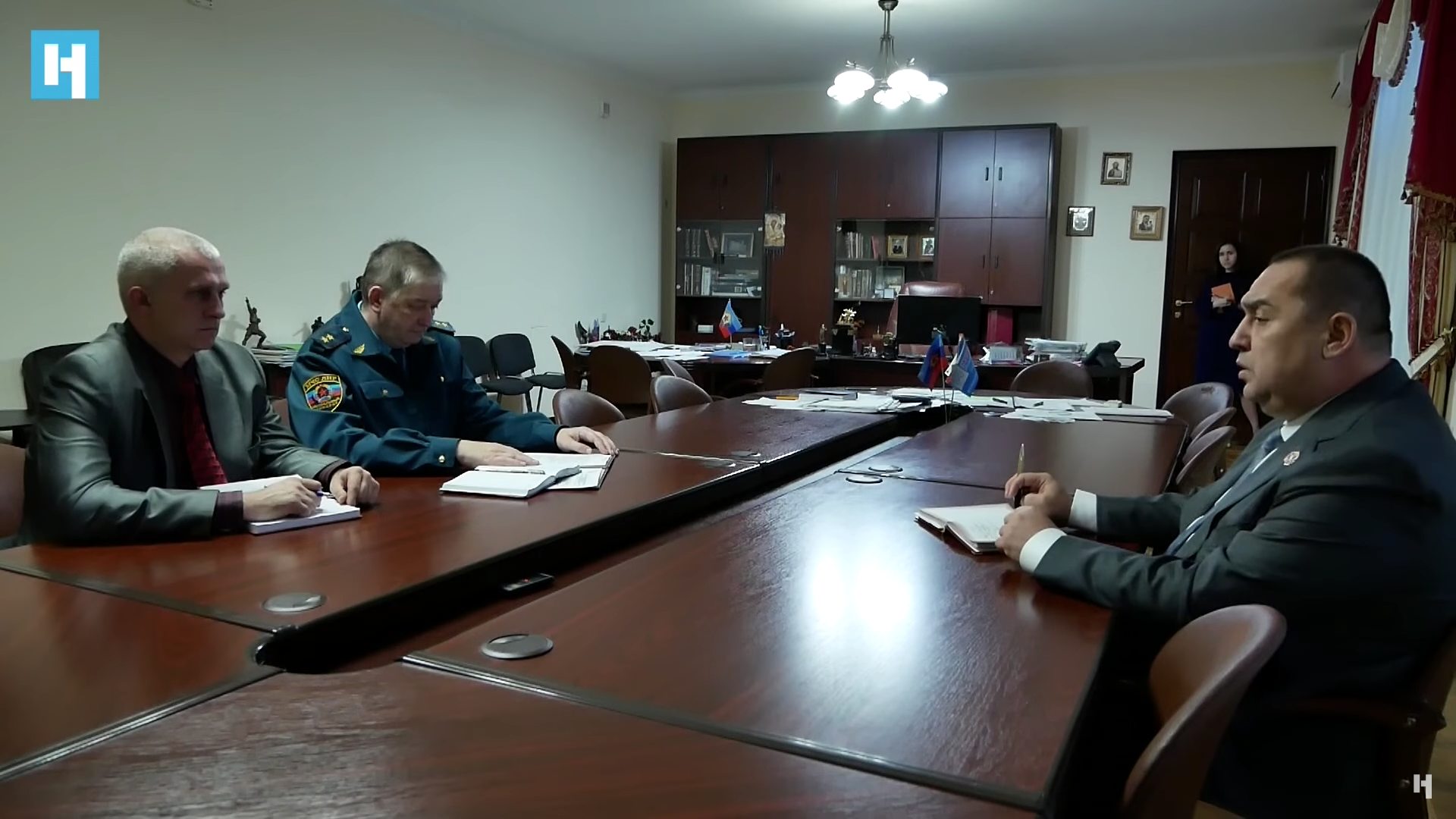 На "правительственном совещании" с двумя "чиновниками" Плотницкий заявил, что недооценил угрозу со стороны Корнета. Скриншот: novayagazeta / YouTube
