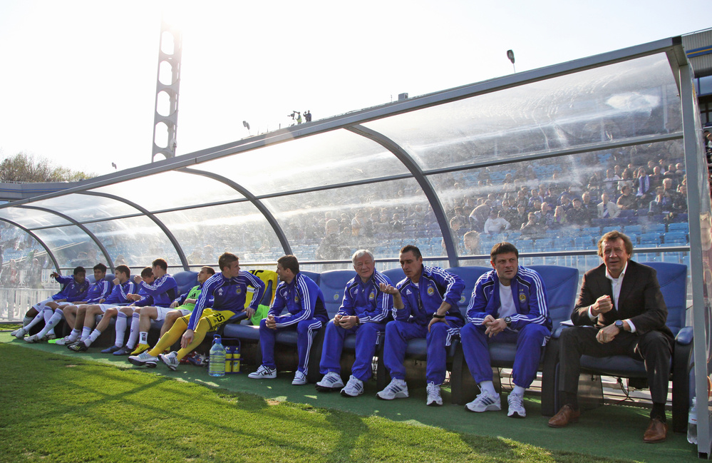 Юрій Сьомін (крайній праворуч) на матчі проти київського 
