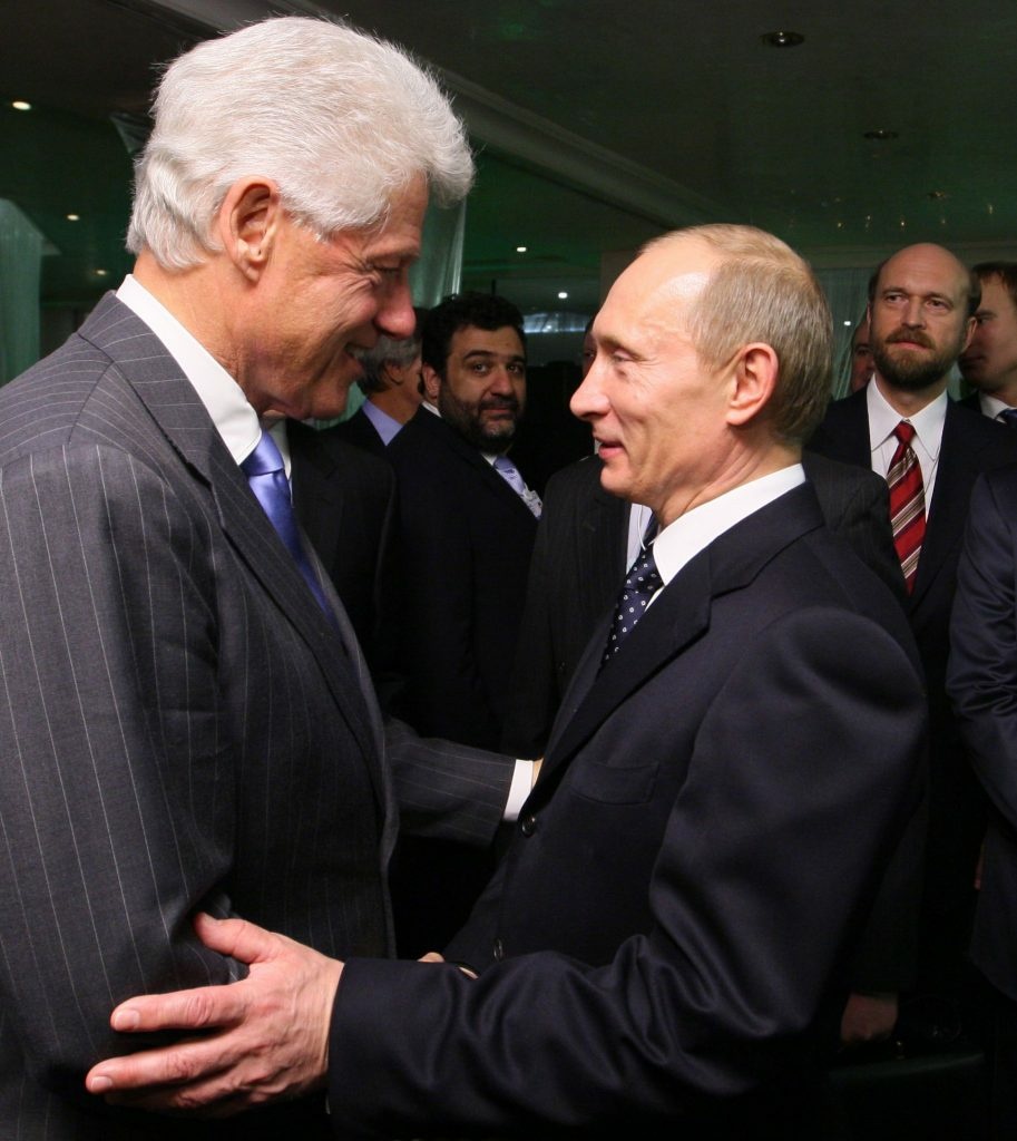 Пугачев (на заднем плане) на встрече Билла Клинтона и Владимира Путина. Фото: pugachevsergei.com