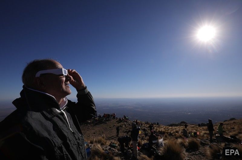 ﻿Жителі Південної Америки спостерігали повне сонячне затемнення. Фоторепортаж 5