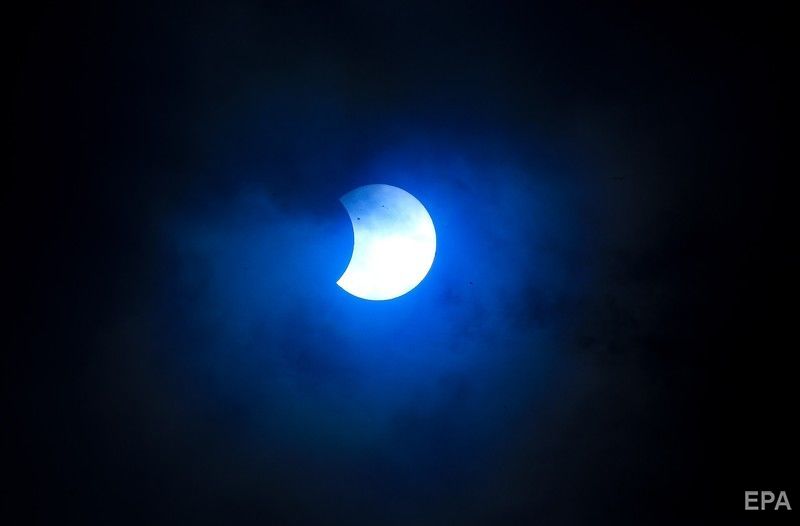 ﻿Жителі Південної Америки спостерігали повне сонячне затемнення. Фоторепортаж 12