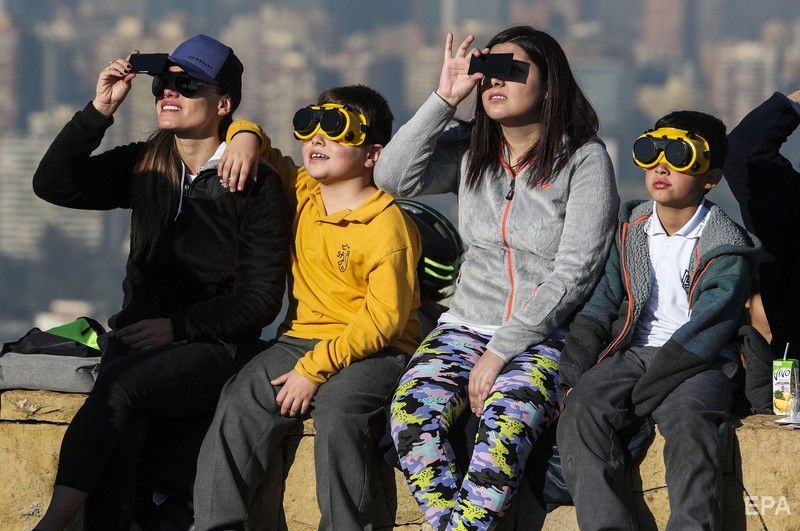 ﻿Жителі Південної Америки спостерігали повне сонячне затемнення. Фоторепортаж 13