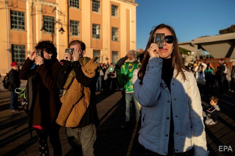 ﻿Жителі Південної Америки спостерігали повне сонячне затемнення. Фоторепортаж 14