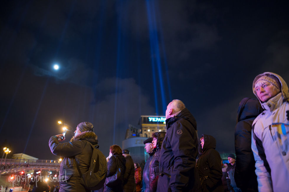 В память Небесной сотни в небо над Майданом устремились 107 лучей достоинства. Фоторепортаж 2