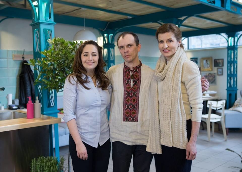 Марина Порошенко встретилась с переселенцем с ДЦП, которого выставили из львовского ресторана. Фоторепортаж 7