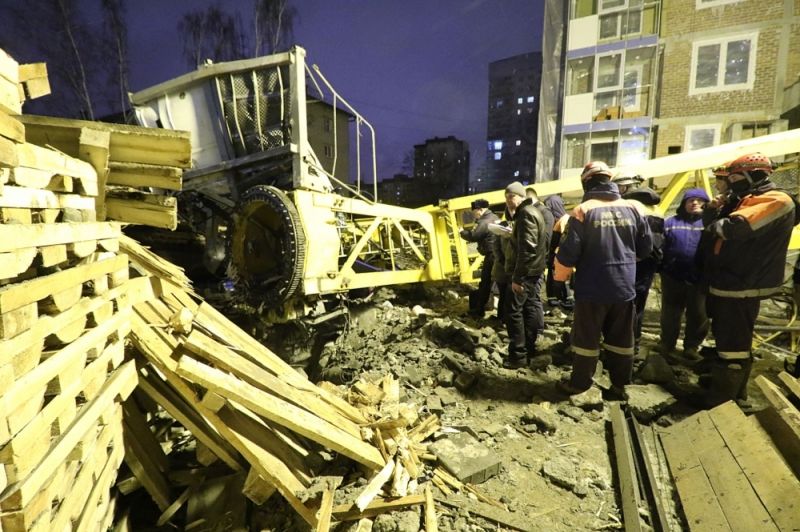 В Екатеринбурге на жилой дом упал башенный кран 1