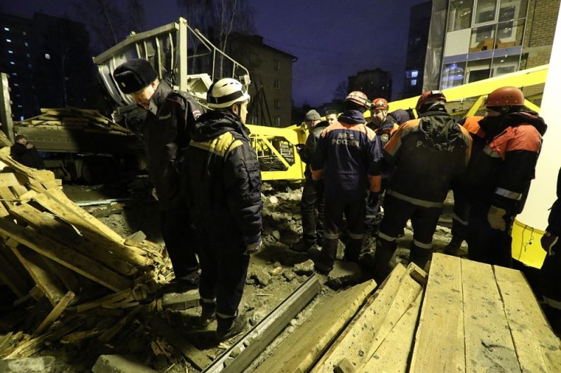 В Екатеринбурге на жилой дом упал башенный кран 3