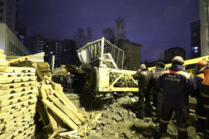 В Екатеринбурге на жилой дом упал башенный кран 4
