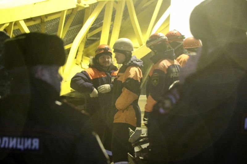 В Екатеринбурге на жилой дом упал башенный кран 6