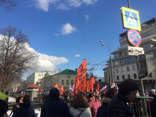 В марше памяти Немцова в Москве приняли участие более 14 тысяч человек. Фоторепортаж 15