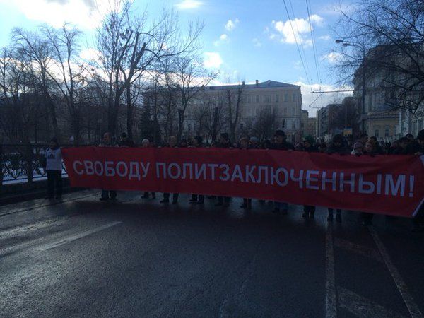 В марше памяти Немцова в Москве приняли участие более 14 тысяч человек. Фоторепортаж 17