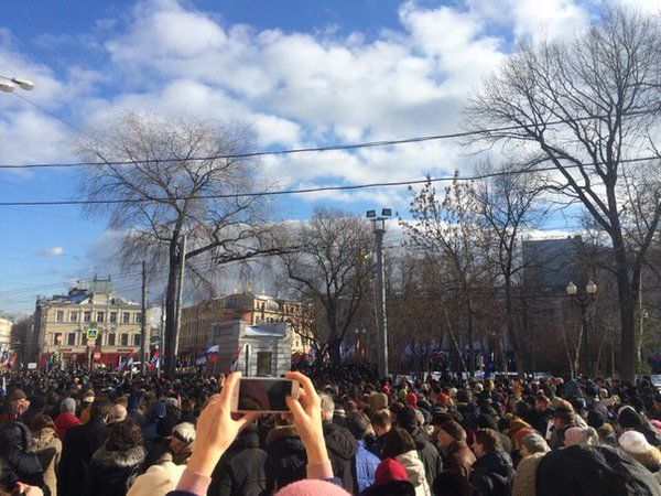 В марше памяти Немцова в Москве приняли участие более 14 тысяч человек. Фоторепортаж 19
