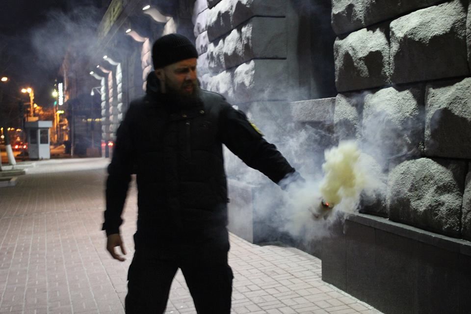 Ночью "Азов" пикетировал СБУ с файерами. Фоторепортаж 2