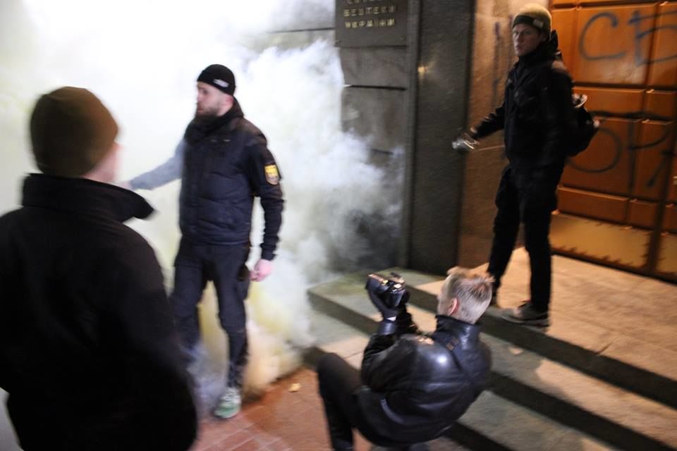 Ночью "Азов" пикетировал СБУ с файерами. Фоторепортаж 9