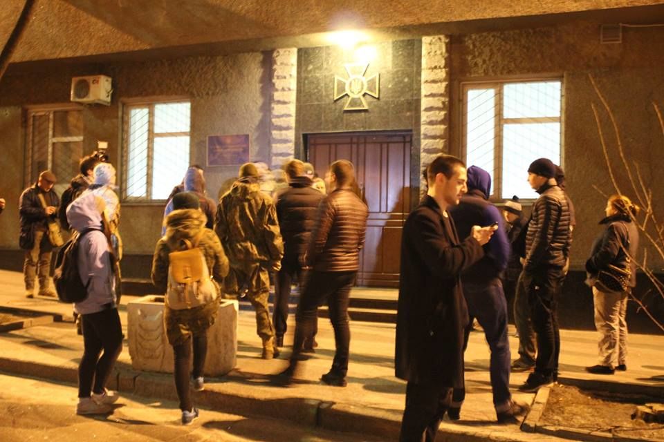 Ночью "Азов" пикетировал СБУ с файерами. Фоторепортаж 10
