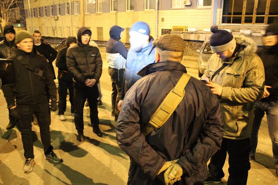 Ночью "Азов" пикетировал СБУ с файерами. Фоторепортаж 12