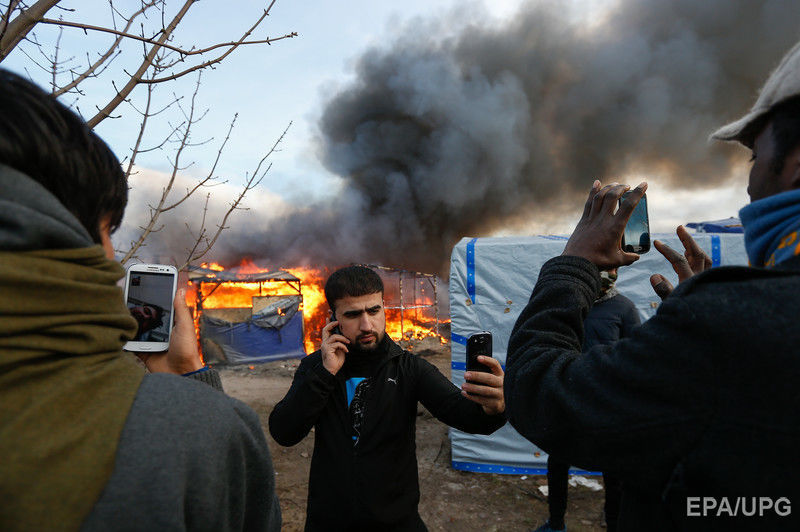 Во Франции произошли столкновения в лагере для беженцев. Фоторепортаж 1