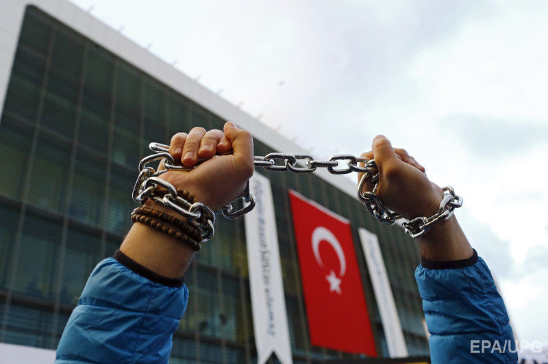 Турецкая полиция водометами и газом разогнала митинг в защиту оппозиционной газеты. Фоторепортаж 2