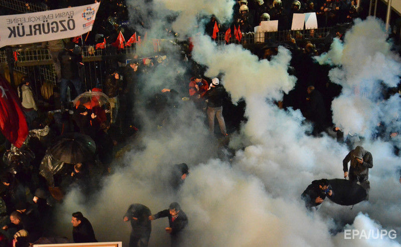 Турецкая полиция водометами и газом разогнала митинг в защиту оппозиционной газеты. Фоторепортаж 4