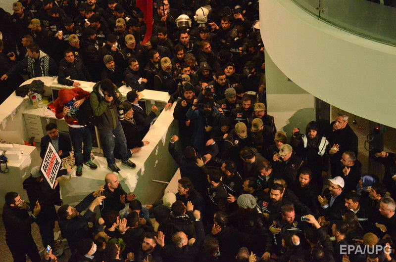 Турецкая полиция водометами и газом разогнала митинг в защиту оппозиционной газеты. Фоторепортаж 5