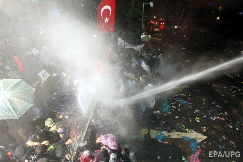 Турецкая полиция водометами и газом разогнала митинг в защиту оппозиционной газеты. Фоторепортаж 7