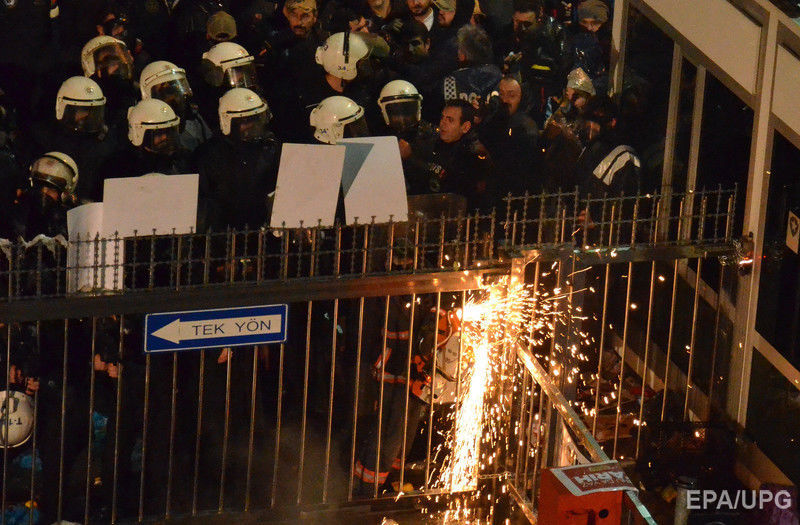 Турецкая полиция водометами и газом разогнала митинг в защиту оппозиционной газеты. Фоторепортаж 9