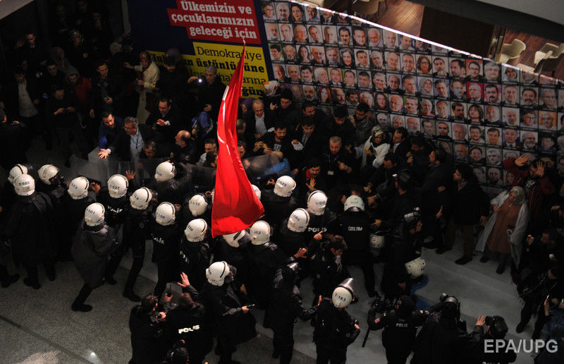 Турецкая полиция водометами и газом разогнала митинг в защиту оппозиционной газеты. Фоторепортаж 11