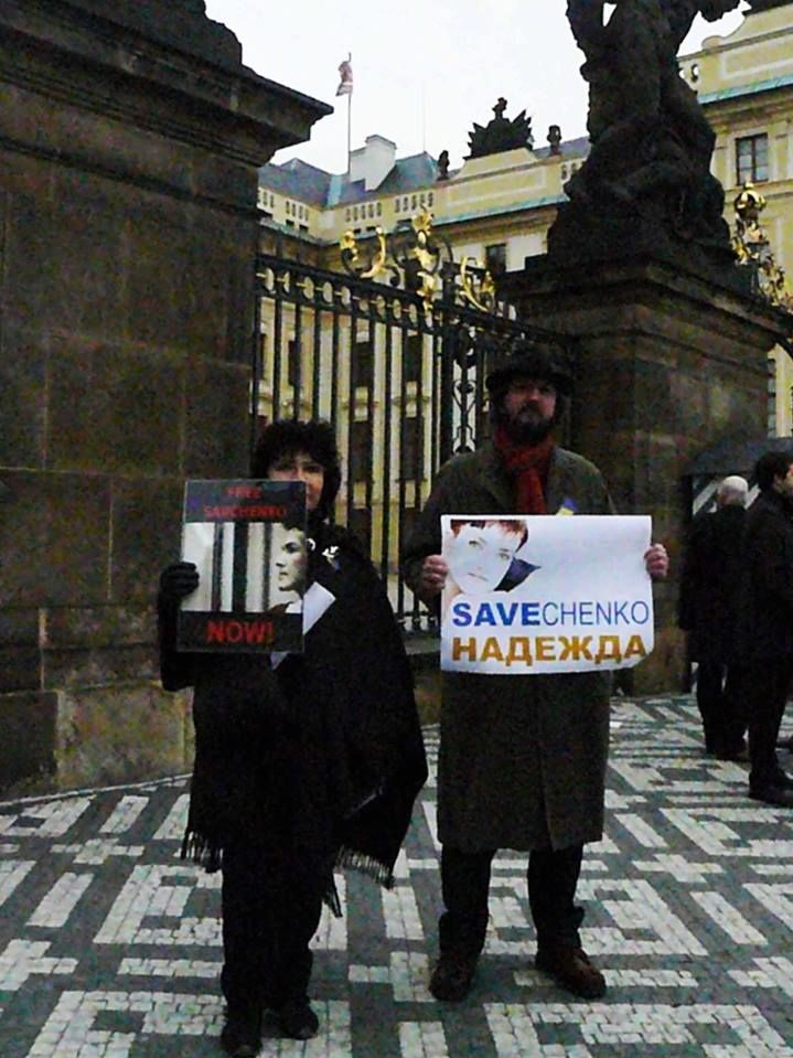 Возле администрации президента Чехии Земана начались пятидневные пикеты в поддержку Савченко. Фоторепортаж 3