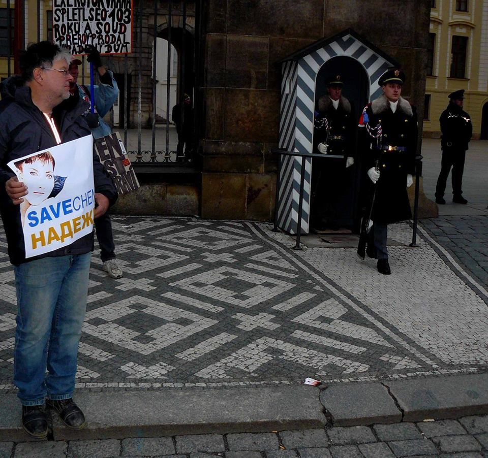 Возле администрации президента Чехии Земана начались пятидневные пикеты в поддержку Савченко. Фоторепортаж 4