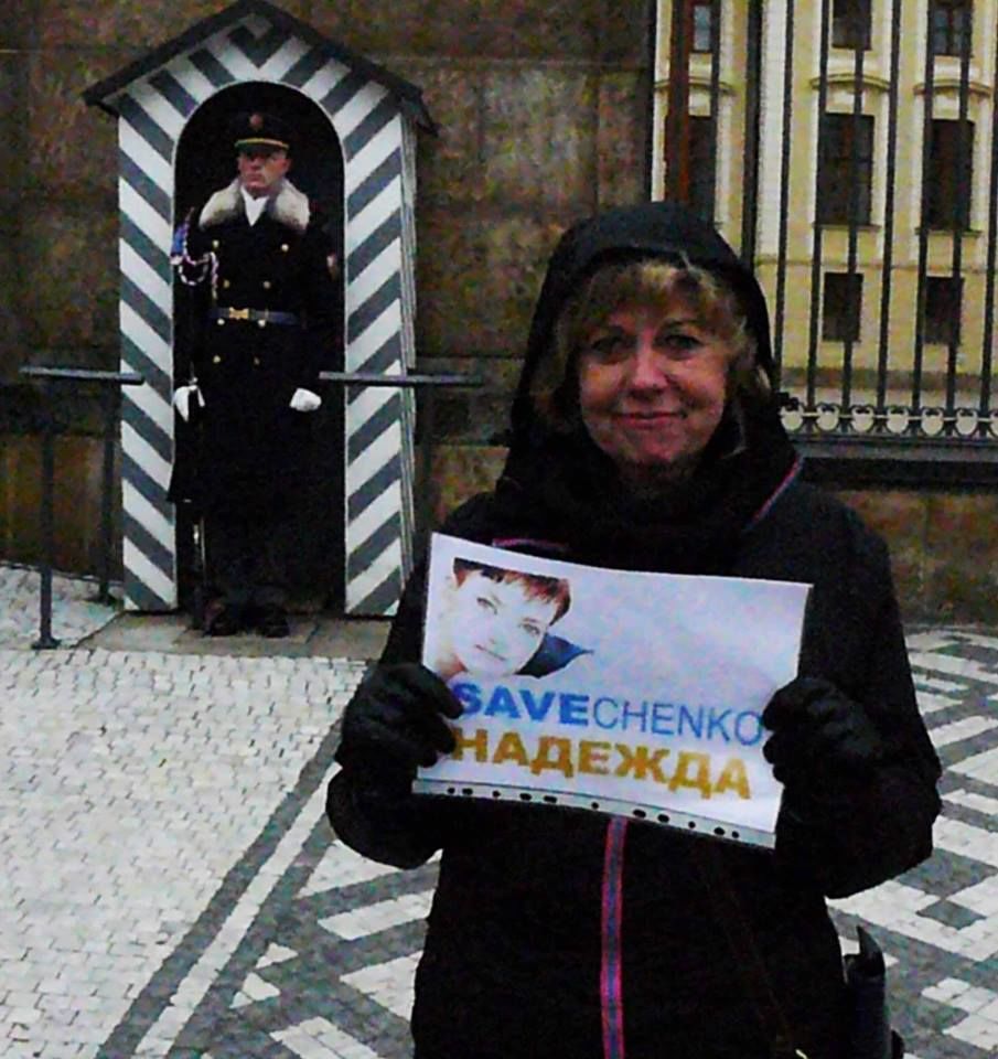 Возле администрации президента Чехии Земана начались пятидневные пикеты в поддержку Савченко. Фоторепортаж 7