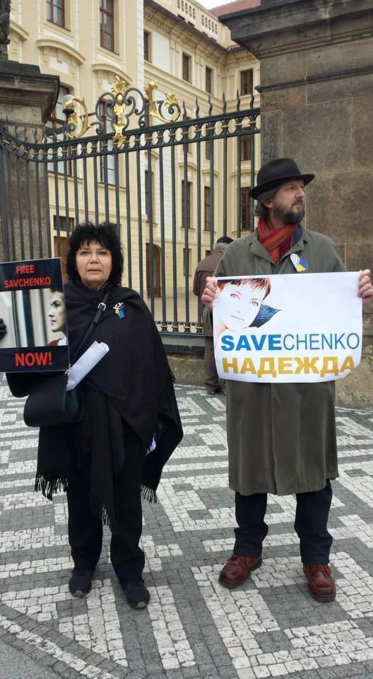 Возле администрации президента Чехии Земана начались пятидневные пикеты в поддержку Савченко. Фоторепортаж 8