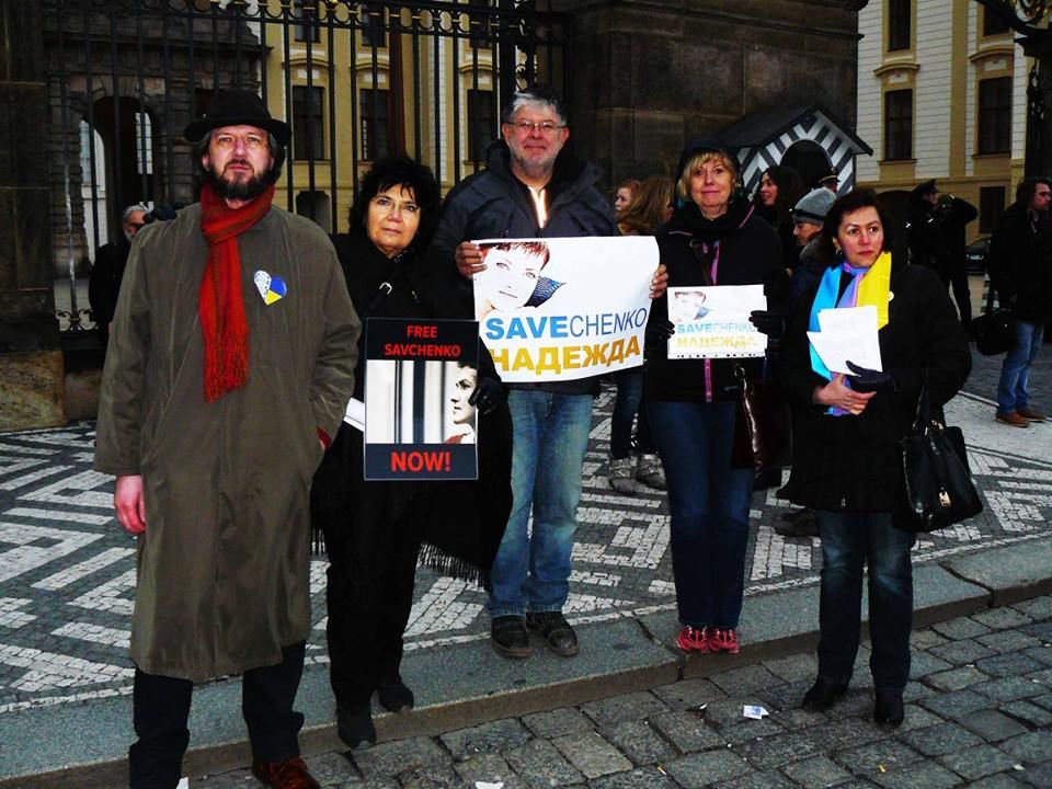 Возле администрации президента Чехии Земана начались пятидневные пикеты в поддержку Савченко. Фоторепортаж 11