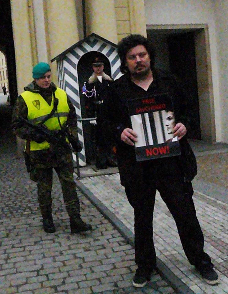 Возле администрации президента Чехии Земана начались пятидневные пикеты в поддержку Савченко. Фоторепортаж 13