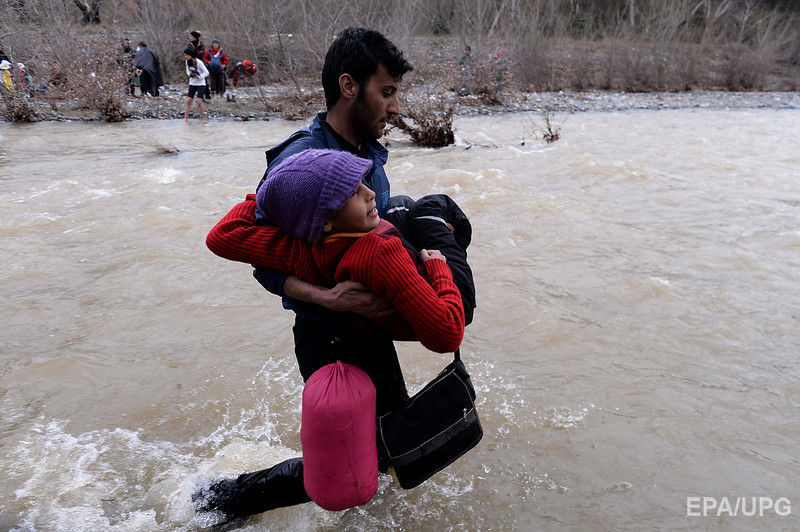 Сотни мигрантов прорвались в Македонию из Греции. Фоторепортаж 2