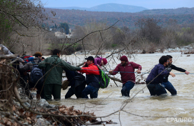 Сотни мигрантов прорвались в Македонию из Греции. Фоторепортаж 3
