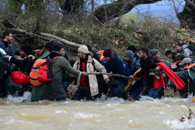 Сотни мигрантов прорвались в Македонию из Греции. Фоторепортаж 5