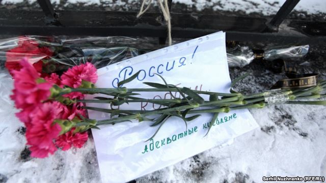 Жители Киева принесли цветы к посольству РФ в память о жертвах авиакатастрофы в Ростове 1