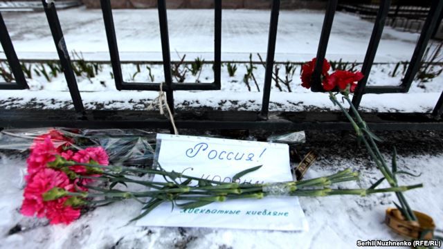 Жители Киева принесли цветы к посольству РФ в память о жертвах авиакатастрофы в Ростове 2
