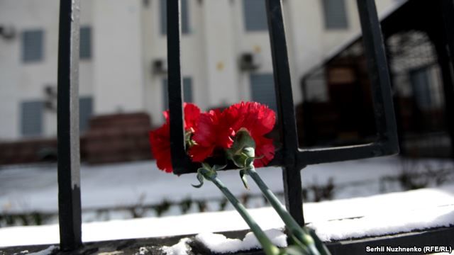 Жители Киева принесли цветы к посольству РФ в память о жертвах авиакатастрофы в Ростове 4