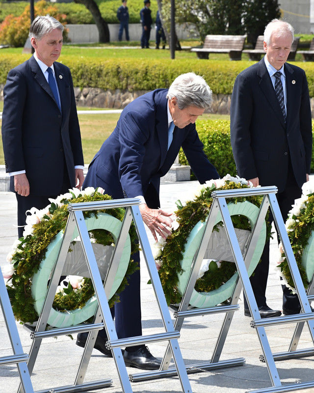Госсекретарь США впервые в истории посетил Хиросиму после американской атомной бомбардировки. Фоторепортаж 1