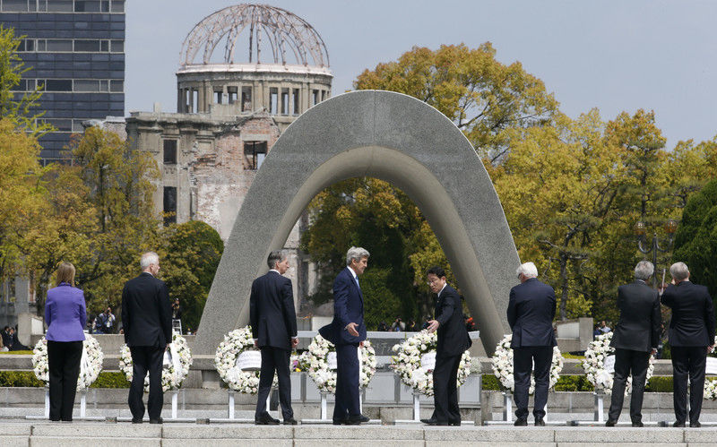 Госсекретарь США впервые в истории посетил Хиросиму после американской атомной бомбардировки. Фоторепортаж 12