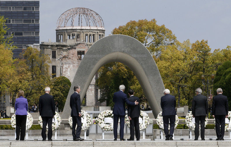 Госсекретарь США впервые в истории посетил Хиросиму после американской атомной бомбардировки. Фоторепортаж 13
