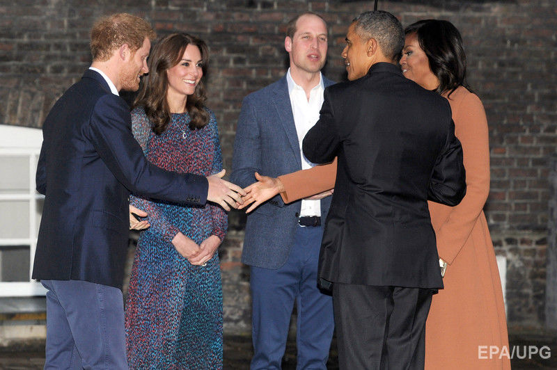 Одетый в пижаму и тапочки маленький принц Джордж встретился с Обамой. Фоторепортаж 6