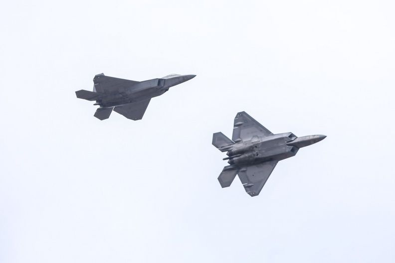 В Литву прибыли два американских истребителя-невидимки F-22 Raptor. Фоторепортаж 1