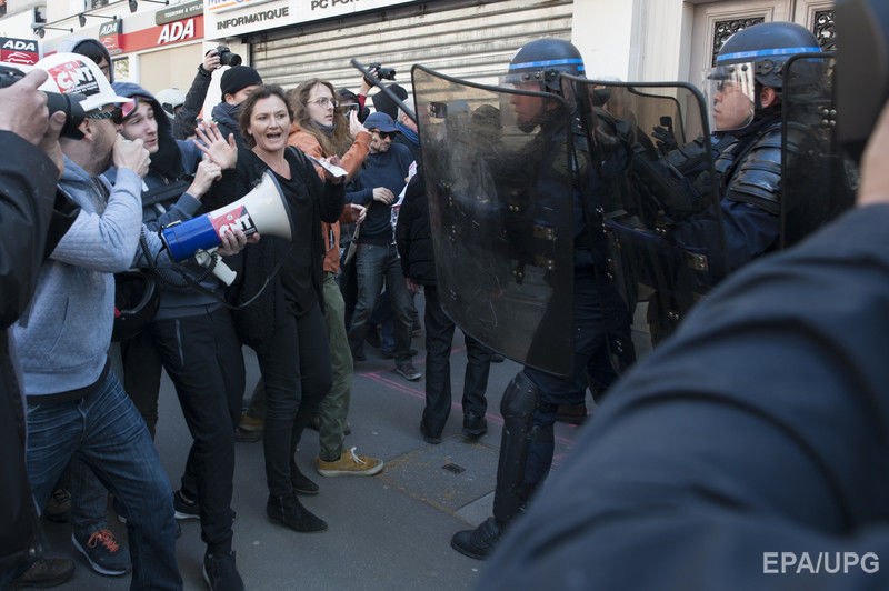 В Париже произошли столкновения между полицией и участниками первомайской демонстрации. Фоторепортаж 1