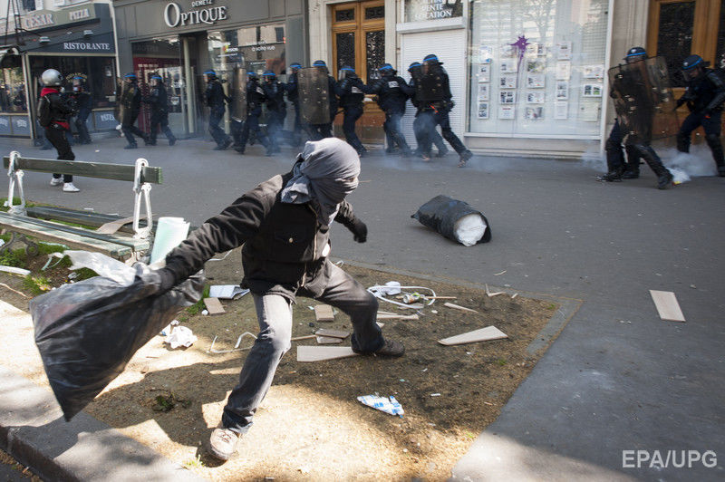 В Париже произошли столкновения между полицией и участниками первомайской демонстрации. Фоторепортаж 2