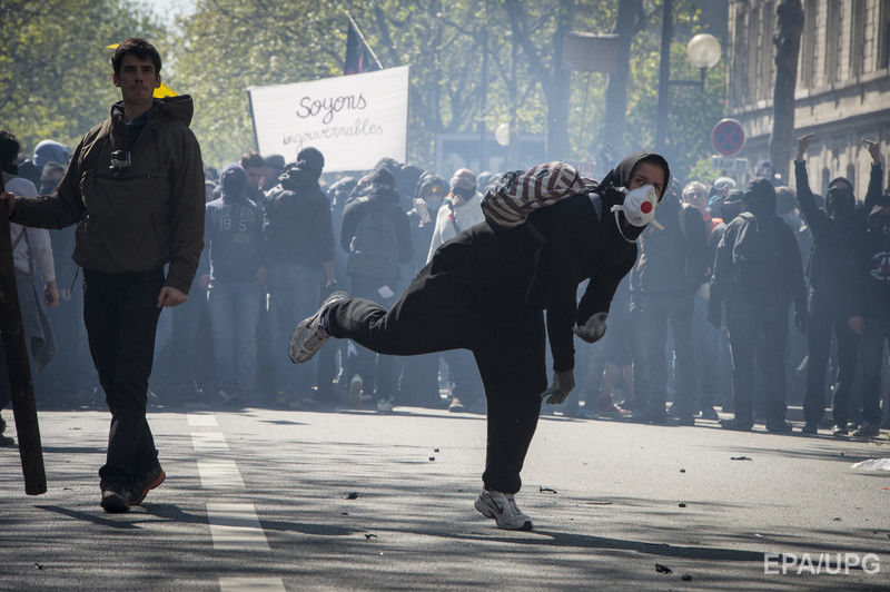 В Париже произошли столкновения между полицией и участниками первомайской демонстрации. Фоторепортаж 3